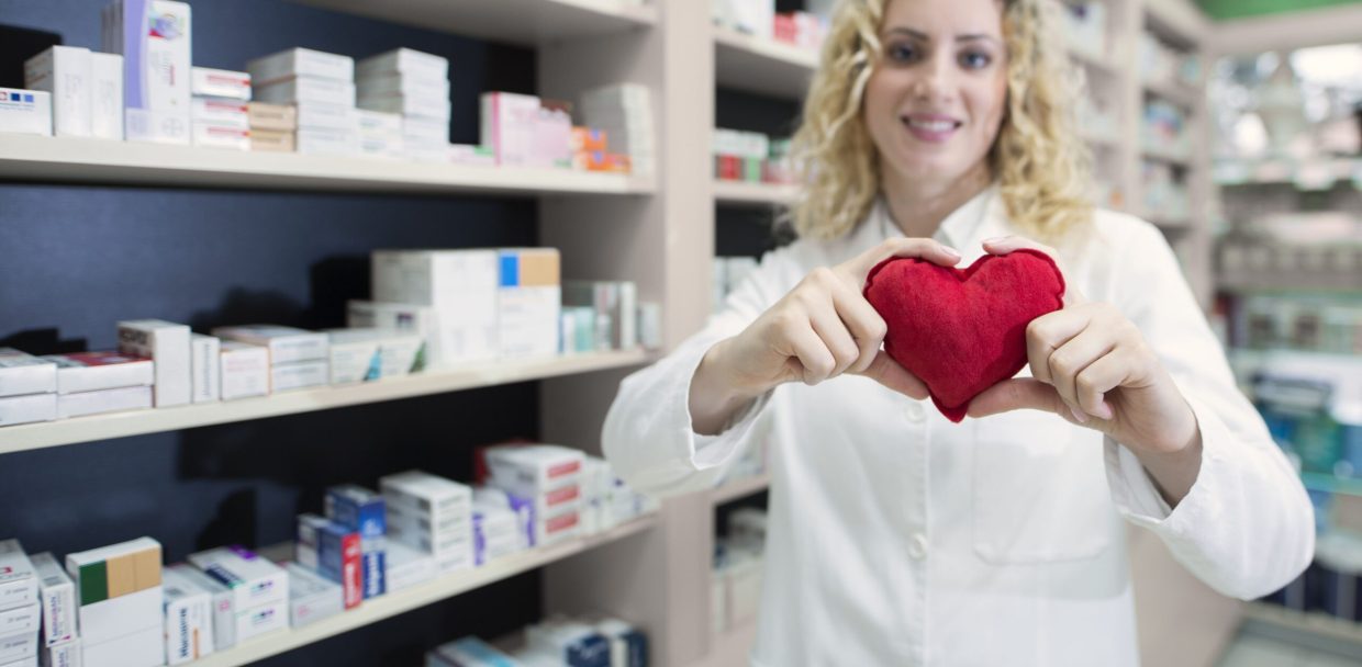 farmaceutica-mujer-sosteniendo-corazon-promoviendo-medicamentos-cardiovasculares-tratamiento-exitoso (1)